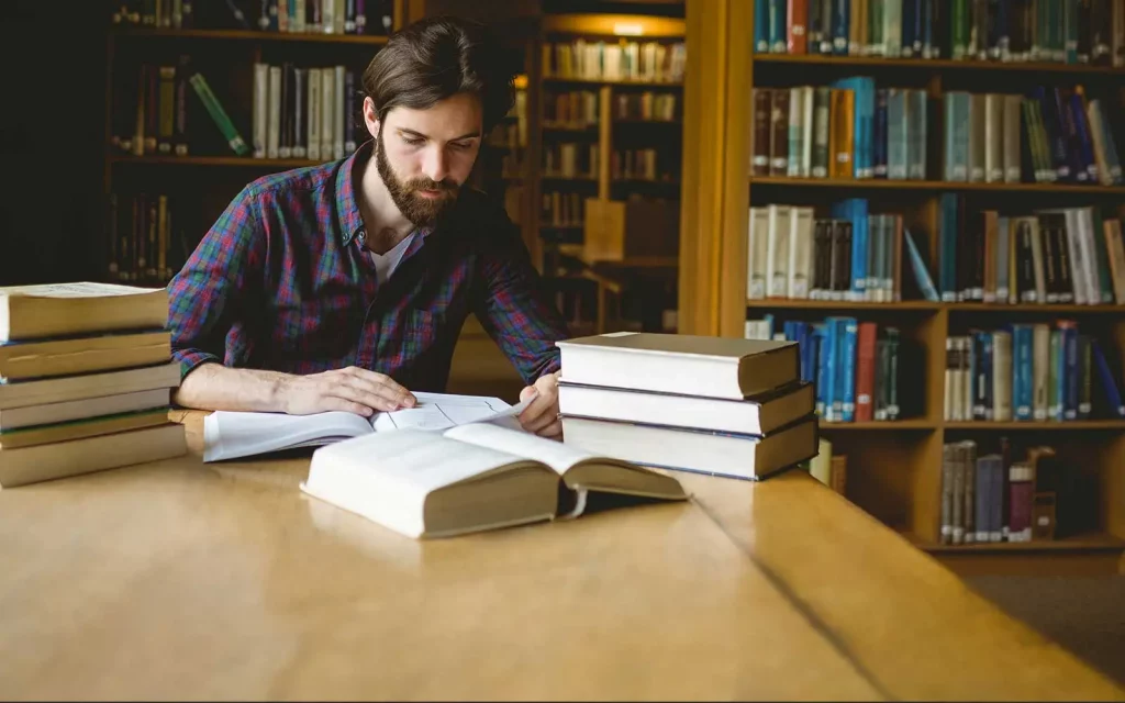 Biblioteca 9 Hombre lellendo en la Biblioteca Tavernes de la Valldigna